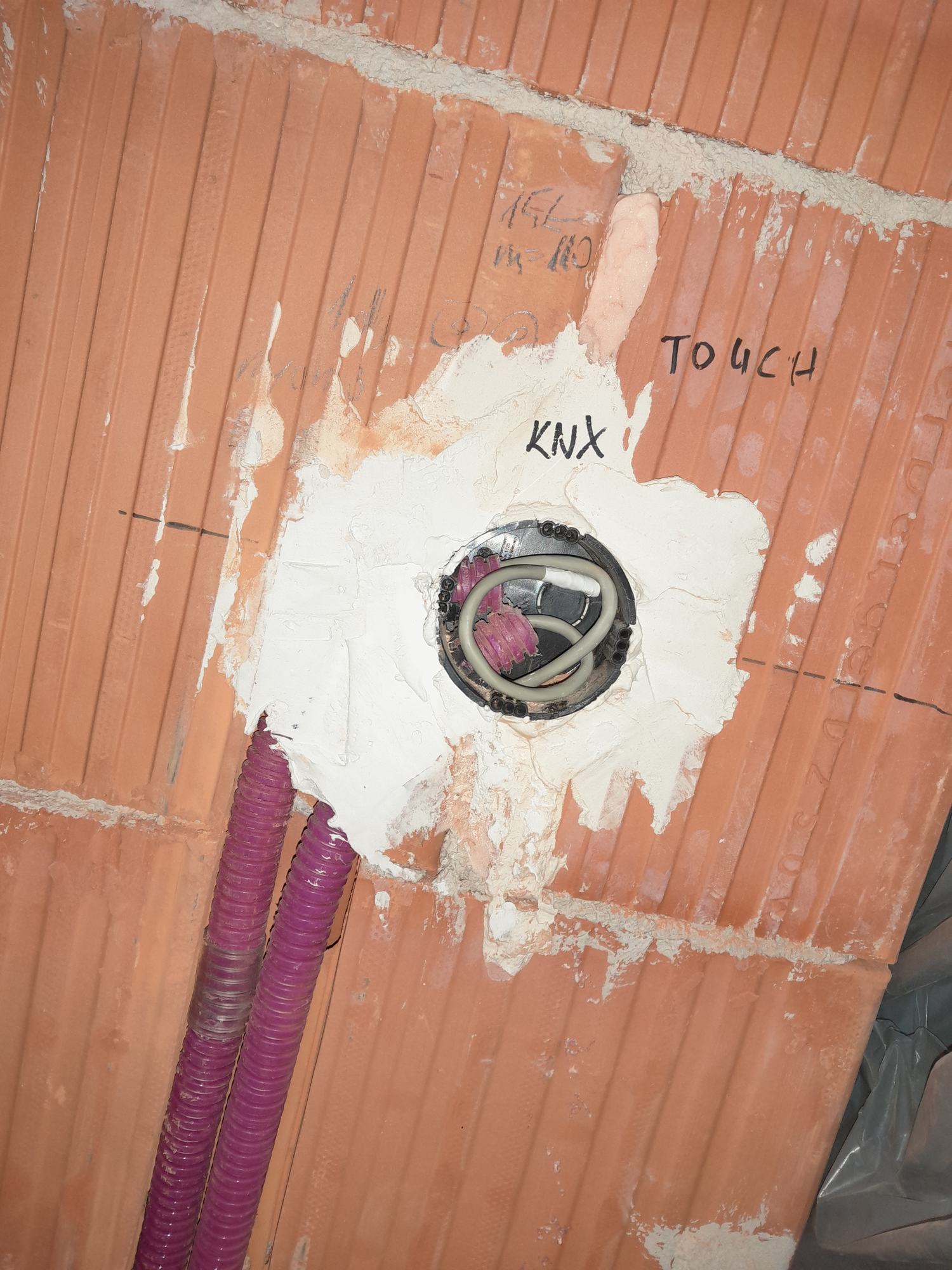 KNX és Touch feliratú bekötési doboz falazat közben